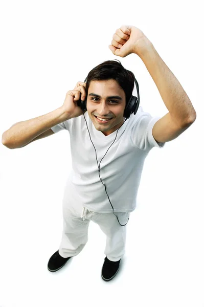 Homem jovem Ouvindo fones de ouvido — Fotografia de Stock