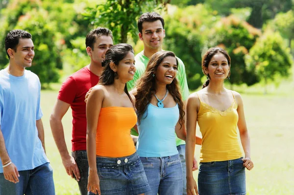 Vrienden wandelen in het Park — Stockfoto