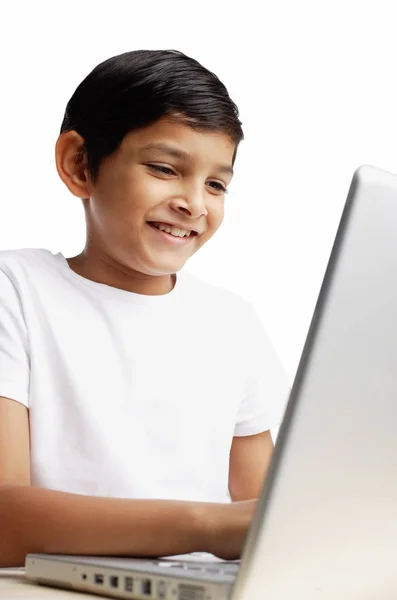 Мальчик с ноутбука — стоковое фото