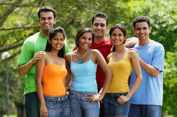 Grupo de adultos jóvenes — Foto de Stock