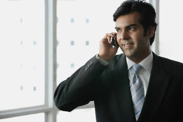 Hombre de negocios usando el teléfono móvil — Foto de Stock