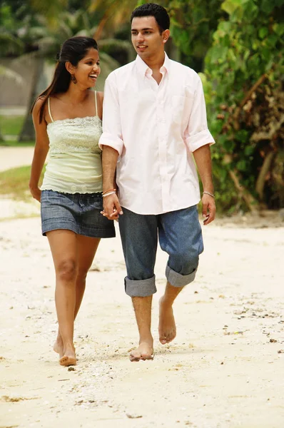 ビーチに沿って歩くカップル — ストック写真