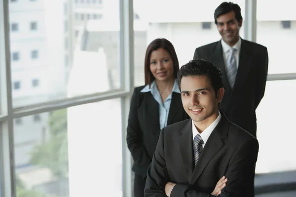 Empresarios mirando a la cámara —  Fotos de Stock