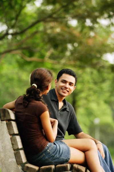 Pareja sentada en el banco — Foto de Stock