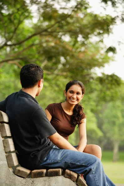 Pareja sentada en el banco — Foto de Stock