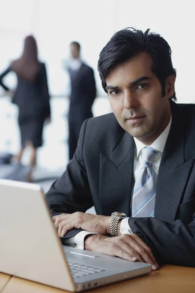 Empresario sentado frente a la computadora portátil — Foto de Stock