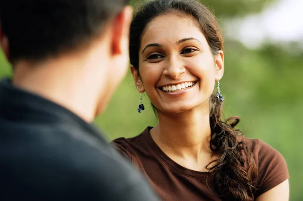 Donna di fronte all'uomo, sorridente — Foto Stock