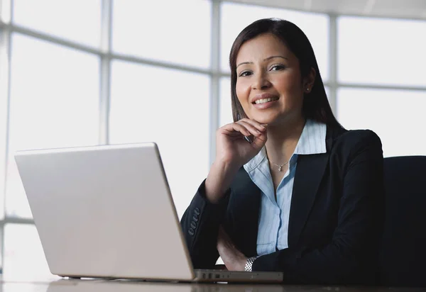 Mujer de negocios sentada delante de la computadora portátil — Foto de Stock