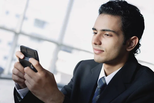Joven hombre de negocios utilizando el teléfono móvil — Foto de Stock