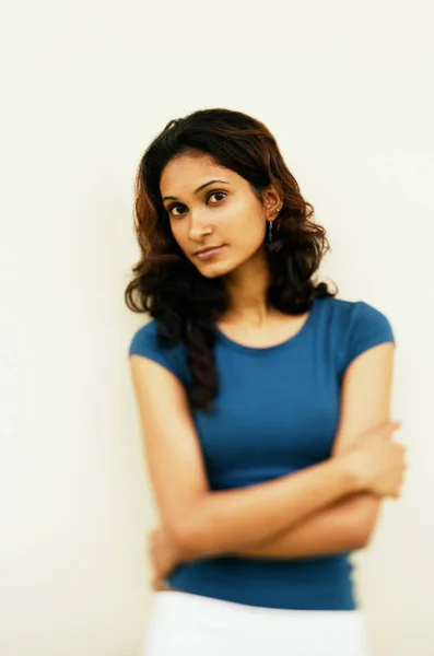 Woman looking at camera — Stock Photo, Image