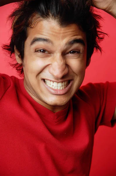 Hombre en camiseta roja —  Fotos de Stock