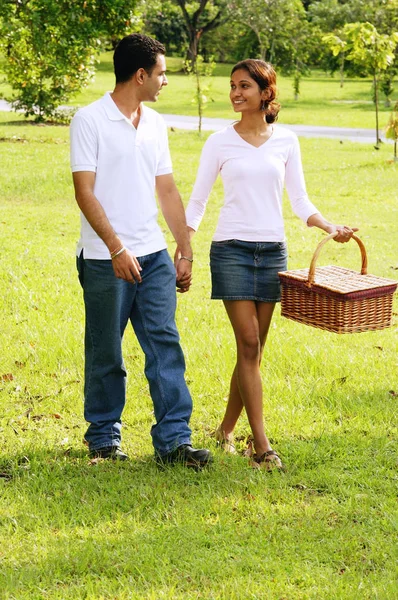 Koppel wandelen in park — Stockfoto