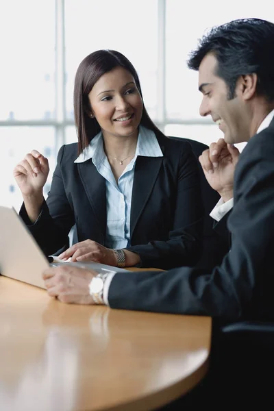 Empresaria y hombre de negocios discutiendo — Foto de Stock