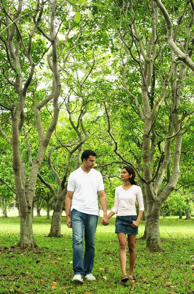 Paar spaziert in Park — Stockfoto