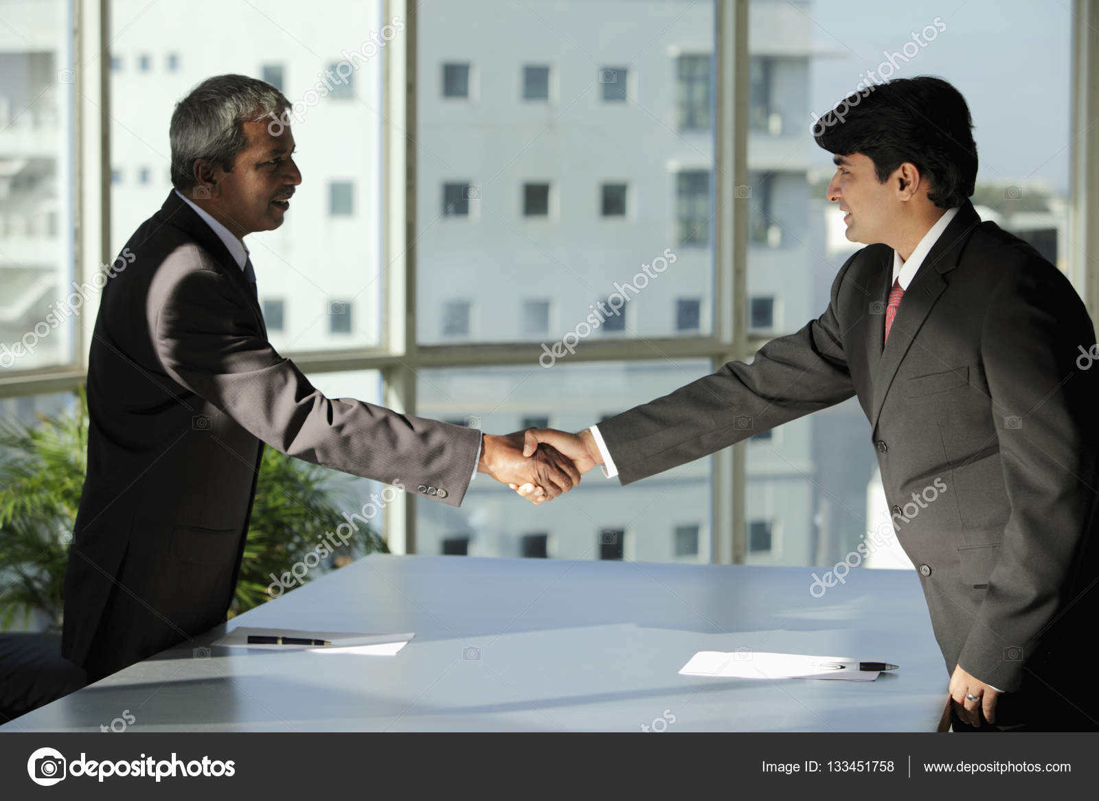 Люди здороваются. Деловые встречи африка. Shaking part. Темнокожий офис менеджер. Рукопожатие уверенного человека.