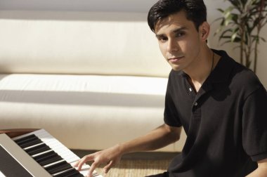Bir adam piyano çalıyor