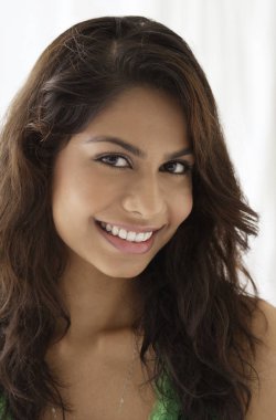 gülümseyen uzun saçlı kadın