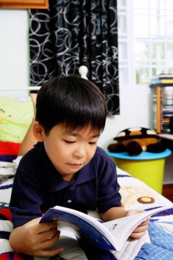 Çocuk kitap okuyor. 