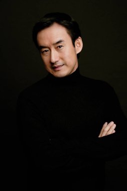 Adam kameraya bakıyor.