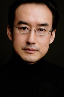 Adam kameraya, baş shot arıyor