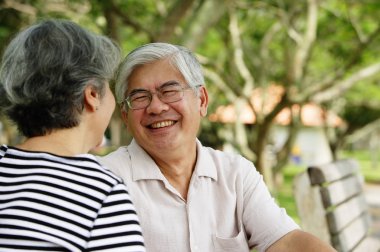 Olgun çift birbirine bakacak