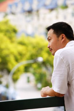 korkuluk üzerine eğilerek adam