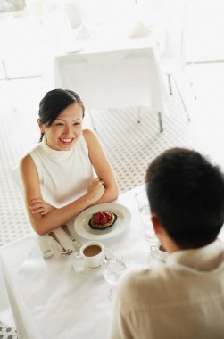 Karşılıklı oturan Çift