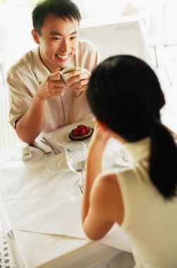 Cafe, kahve fincanı tutan adam çifte