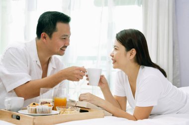 Kaç yatak odası ve kahvaltı tepsisi içinde