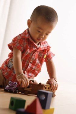 çocuk oyuncak araba ile oynamak