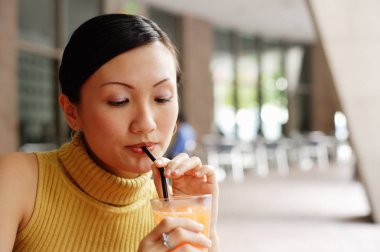 kadın holding içecek