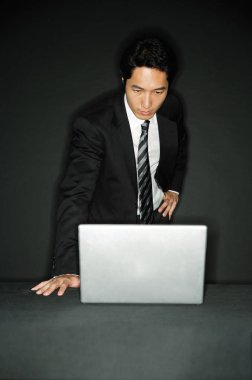 işadamı laptop arıyorum