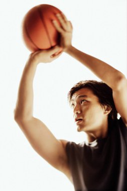 Adam basketbol hedefleyen