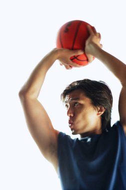 Adam basketbol hedefleyen