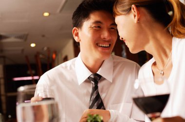 Birbirine bakan bir çift.