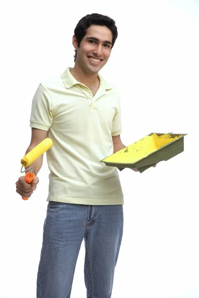 Homem segurando rolo de pintura — Fotografia de Stock