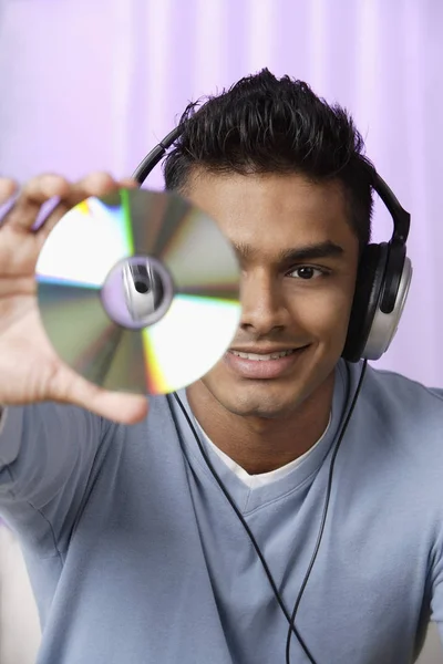 Ung man lyssnar på musik — Stockfoto