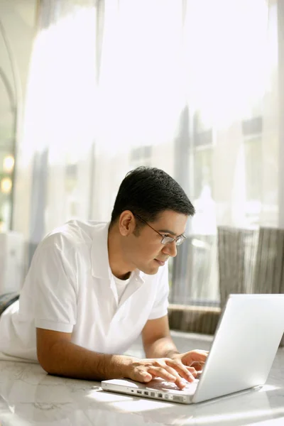Mężczyzna korzystający z laptopa w domu — Zdjęcie stockowe
