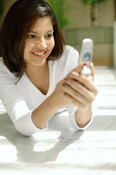 Donna guardando il telefono cellulare — Foto Stock