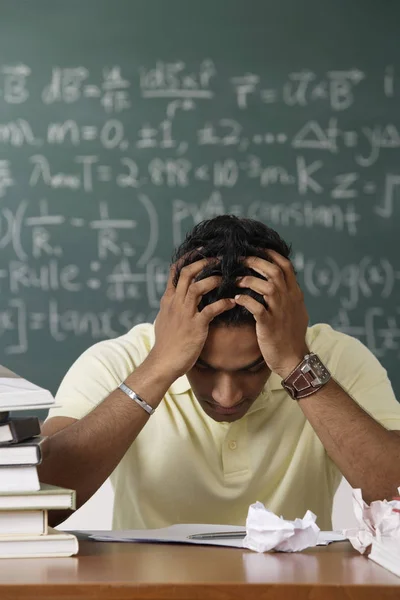 Mâle beauté étudiant à salle de classe — Photo