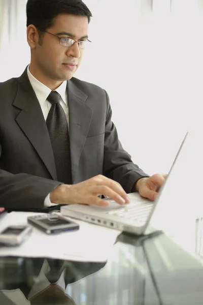 Hombre de negocios usando portátil —  Fotos de Stock