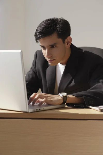 Bir adam bir dizüstü bilgisayarda çalışır — Stok fotoğraf