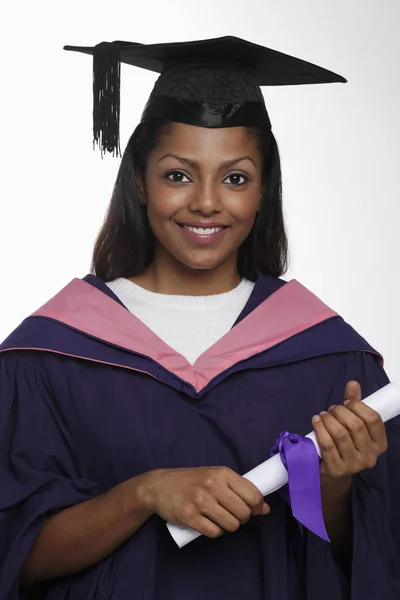 Mujer joven con gorra de graduación —  Fotos de Stock