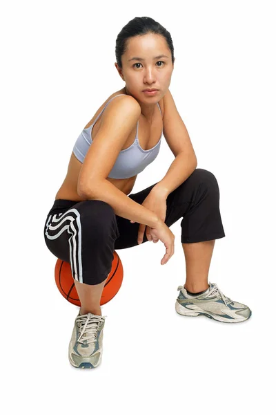 Mulher sentada no basquete — Fotografia de Stock