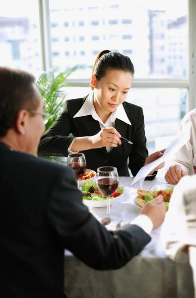 Gens d'affaires prendre des repas — Photo