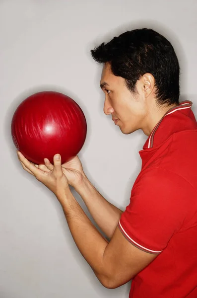 Ember gazdaság bowling golyó — Stock Fotó