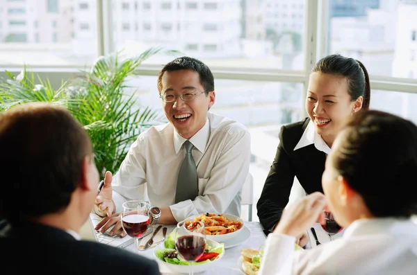 Gente de negocios comiendo —  Fotos de Stock