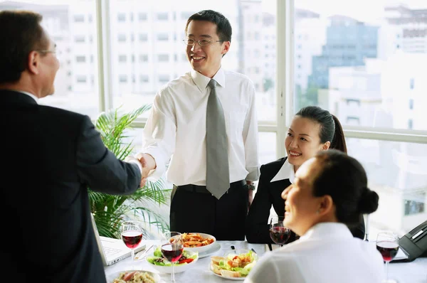 Gens d'affaires prendre des repas — Photo