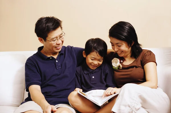 Familia con un hijo — Foto de Stock