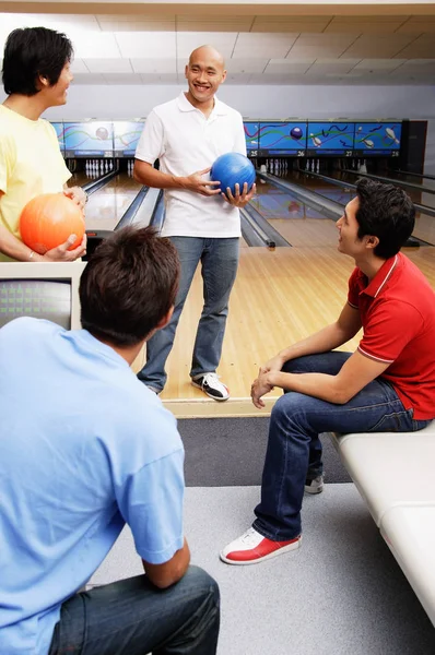 Mannen op de bowlingbaan — Stockfoto